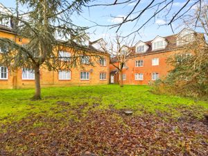 REAR ASPECT & COMMUNAL GARDENS- click for photo gallery
